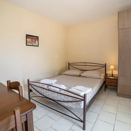 Eleni - 500m From Center, By Zantewize 티실리비